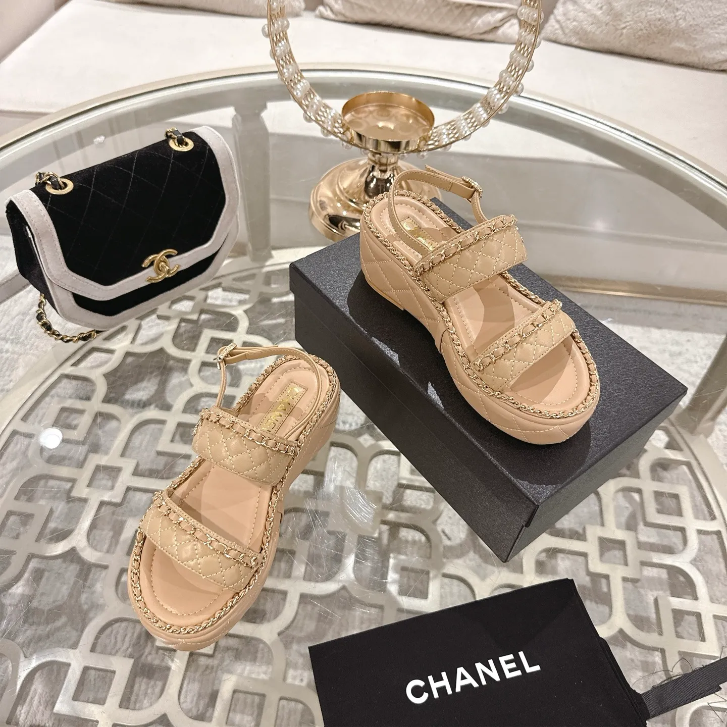 👟👟Ex-factory price 600👟👟 𝐂𝐇𝐀𝐍𝐄𝐋 | Xiaoxiang 25𝐬𝐬 🦋2025 Spring and Summer New Products Counter Classic Xiaoxiang Double C Diamond Chain Slippers Series New〰 🍬 The absolute best in the BS fashion circle. Matching will perform meticulously Minimalist, classic elements that will never fade away 💋 Show unique dressing style, too beautiful to say anything. A must-have for summer... Upper: Original high-customized lambskin Lining: Imported mixed sheepskin lining Outsole: Original molded non-slip outsole Shoe size: 35-39 (34.40.41.42 customization is not returnable)